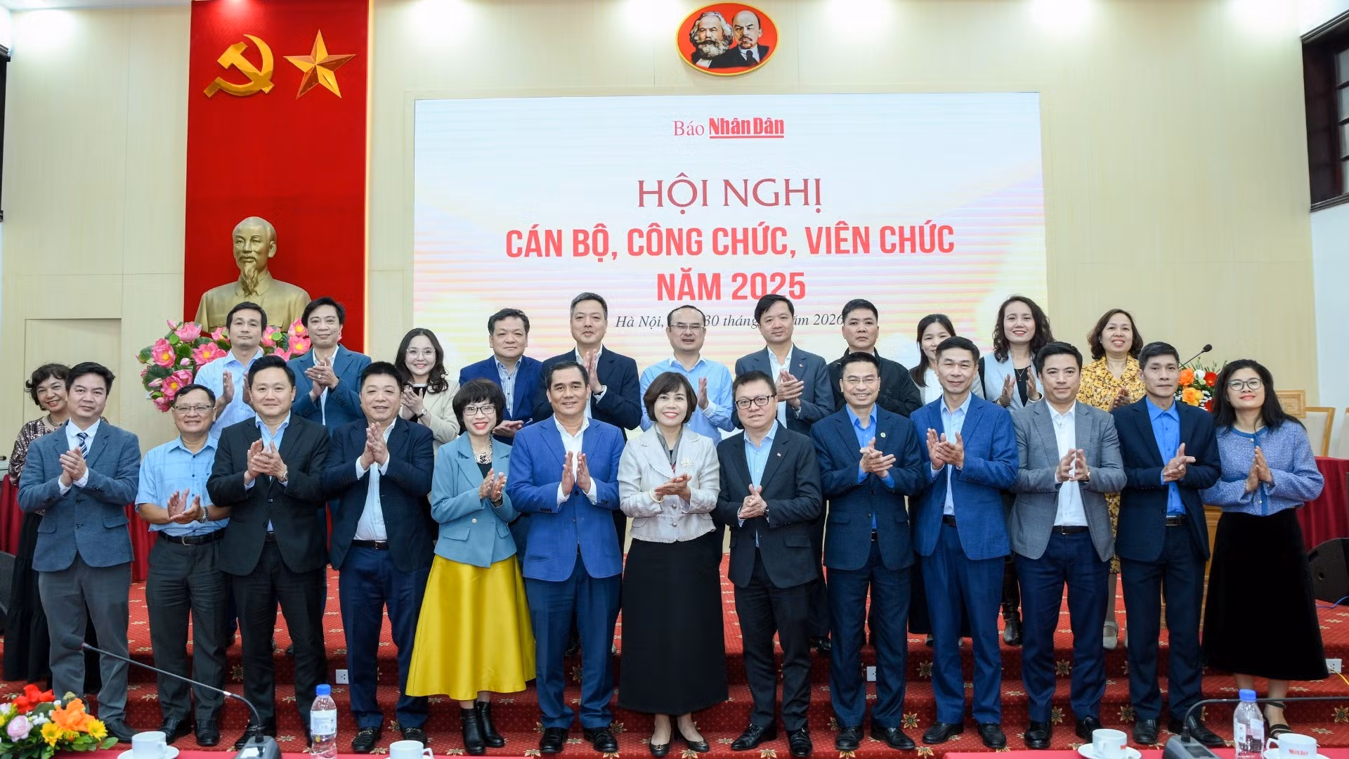 《人民报》干部、公务职员和各位代表合影。