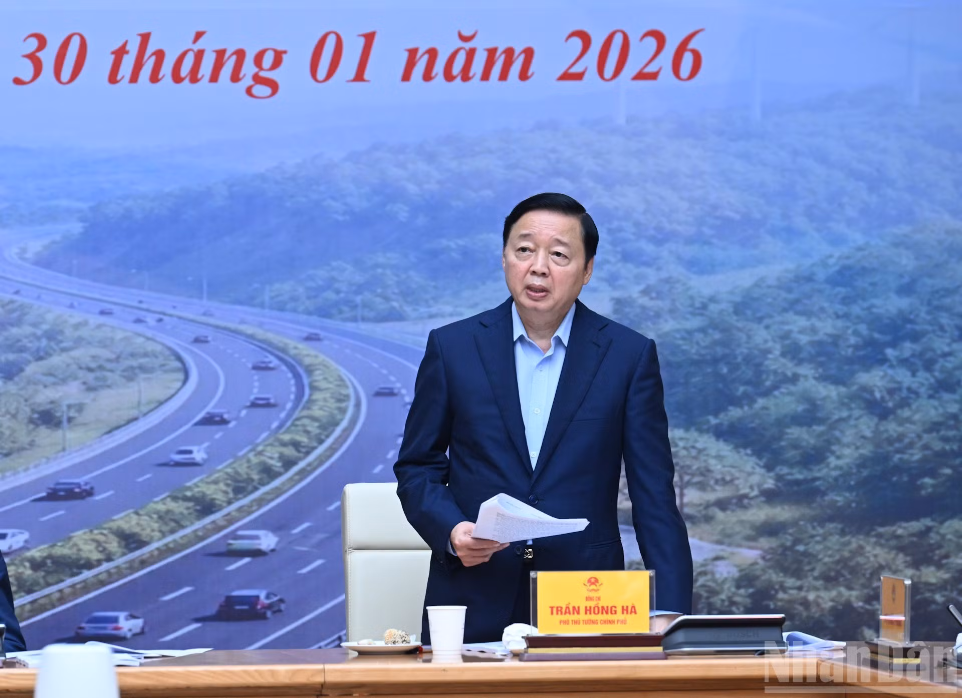越南政府副总理陈红河发表讲话。