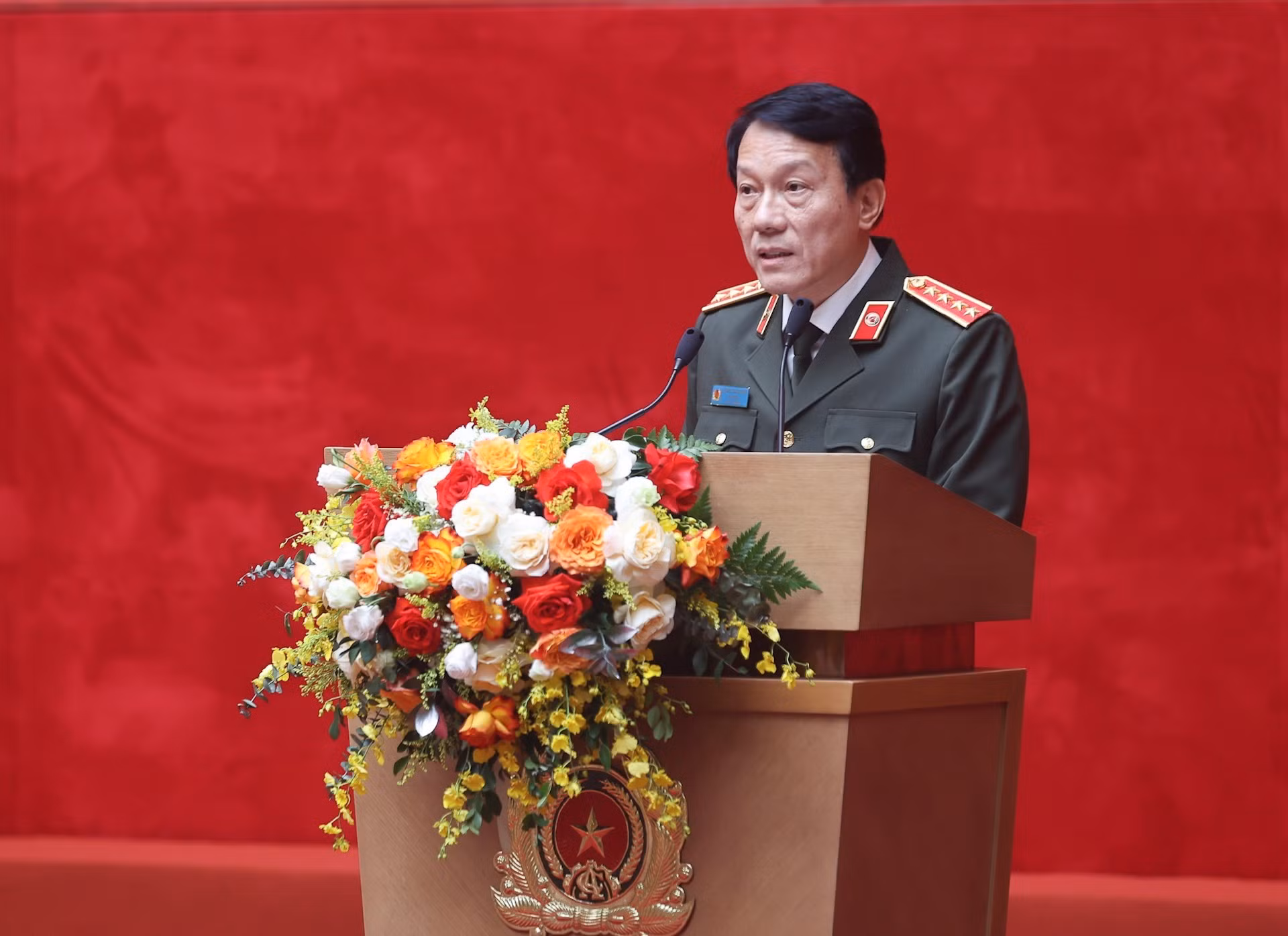 公安部部长粱三光发表讲话。