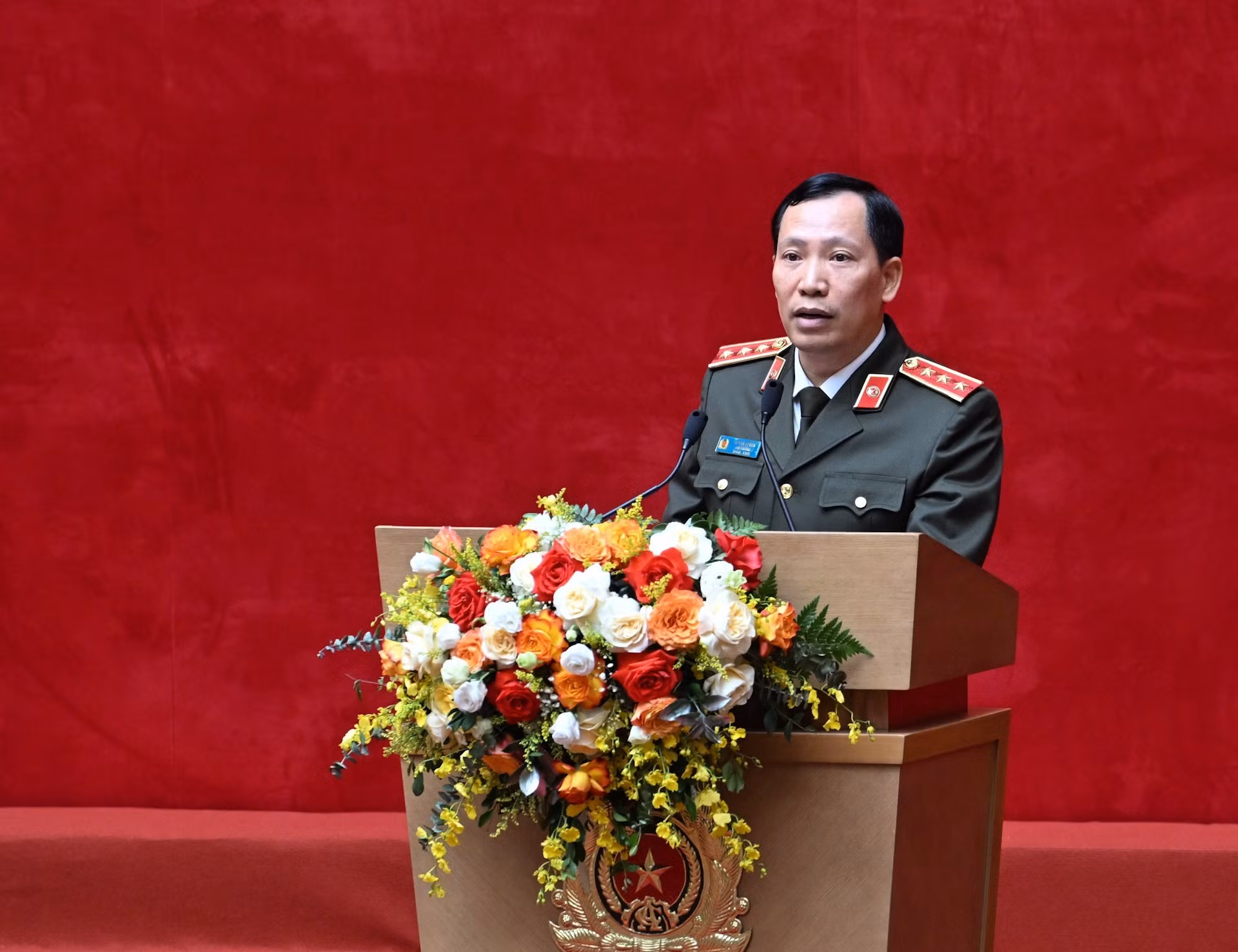 公安部副部长黎文线发表讲话。