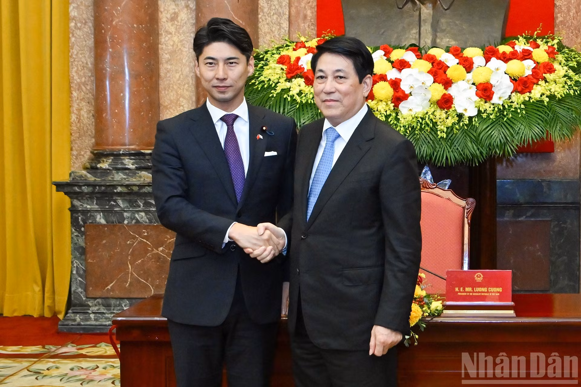 越南国家主席梁强和日本自由民主党青年局局长中曾根康隆。