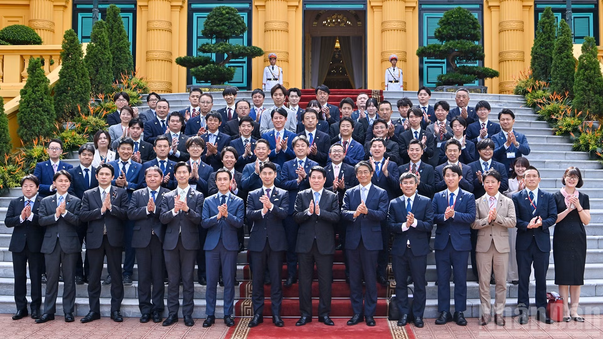 梁强主席和各位代表合影。