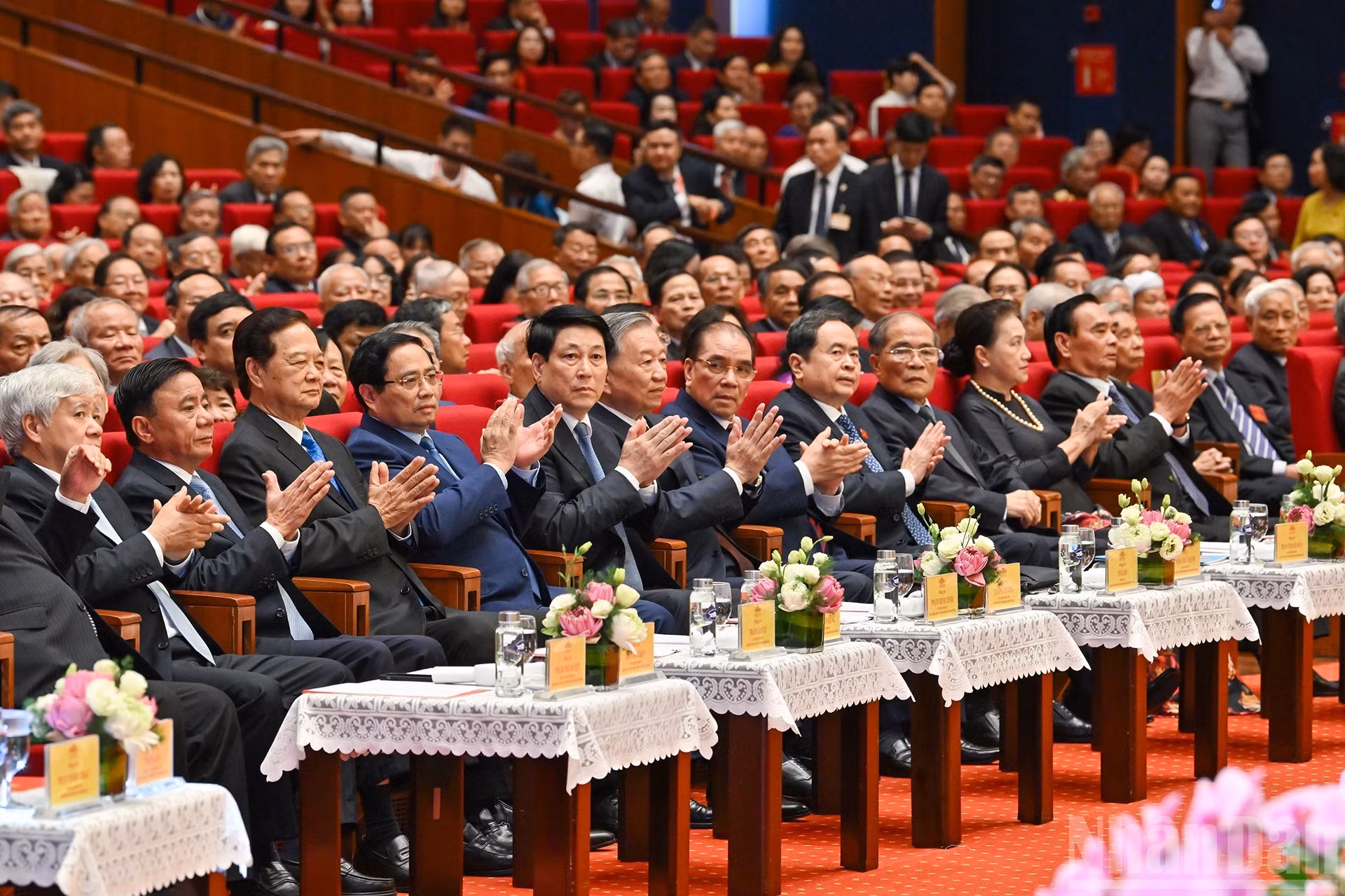苏林总书记和党、国家领导、前领导人，以及各位代表出席见面会。