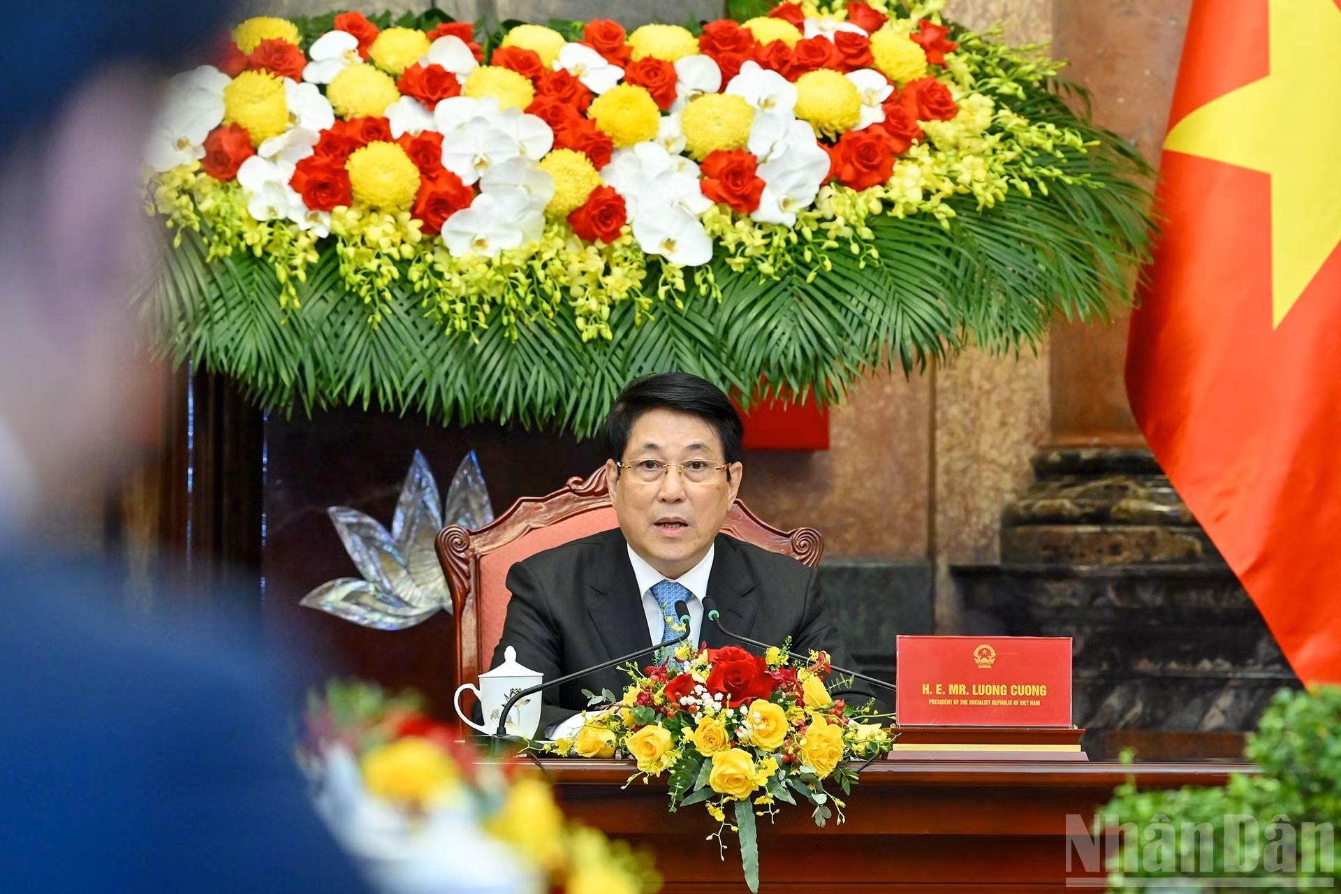 越南国家主席梁强发表讲话。