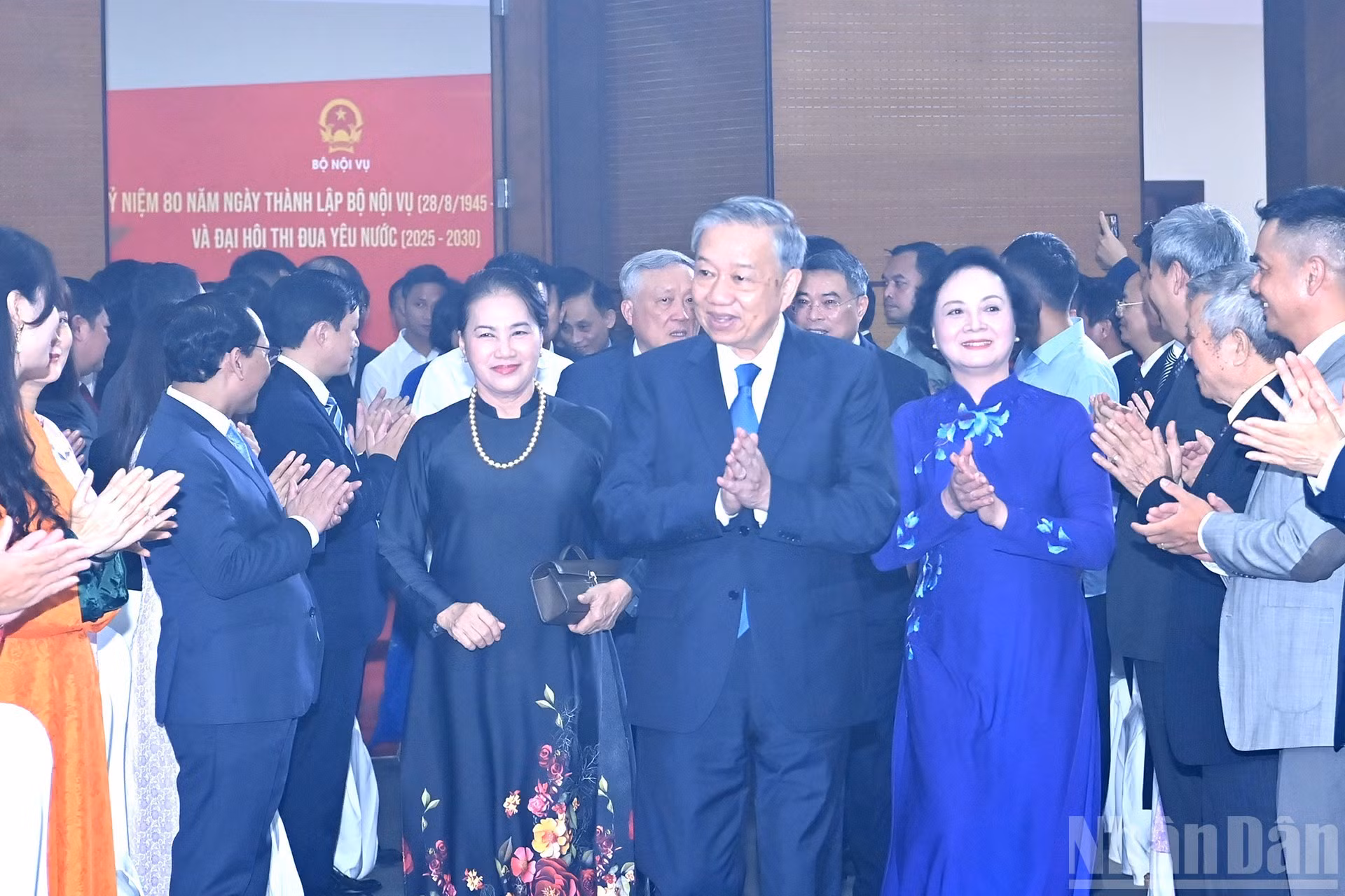 苏林总书记和各位代表出席仪式。