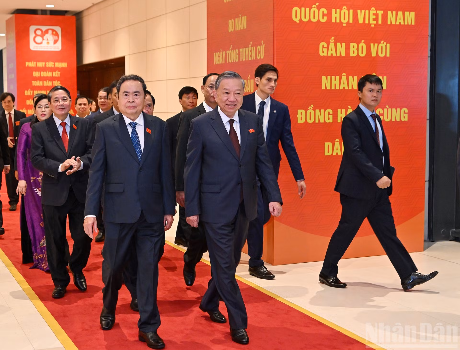 苏林总书记和各位代表参观题为“越南国会——80年的传承与发展”图片展。
