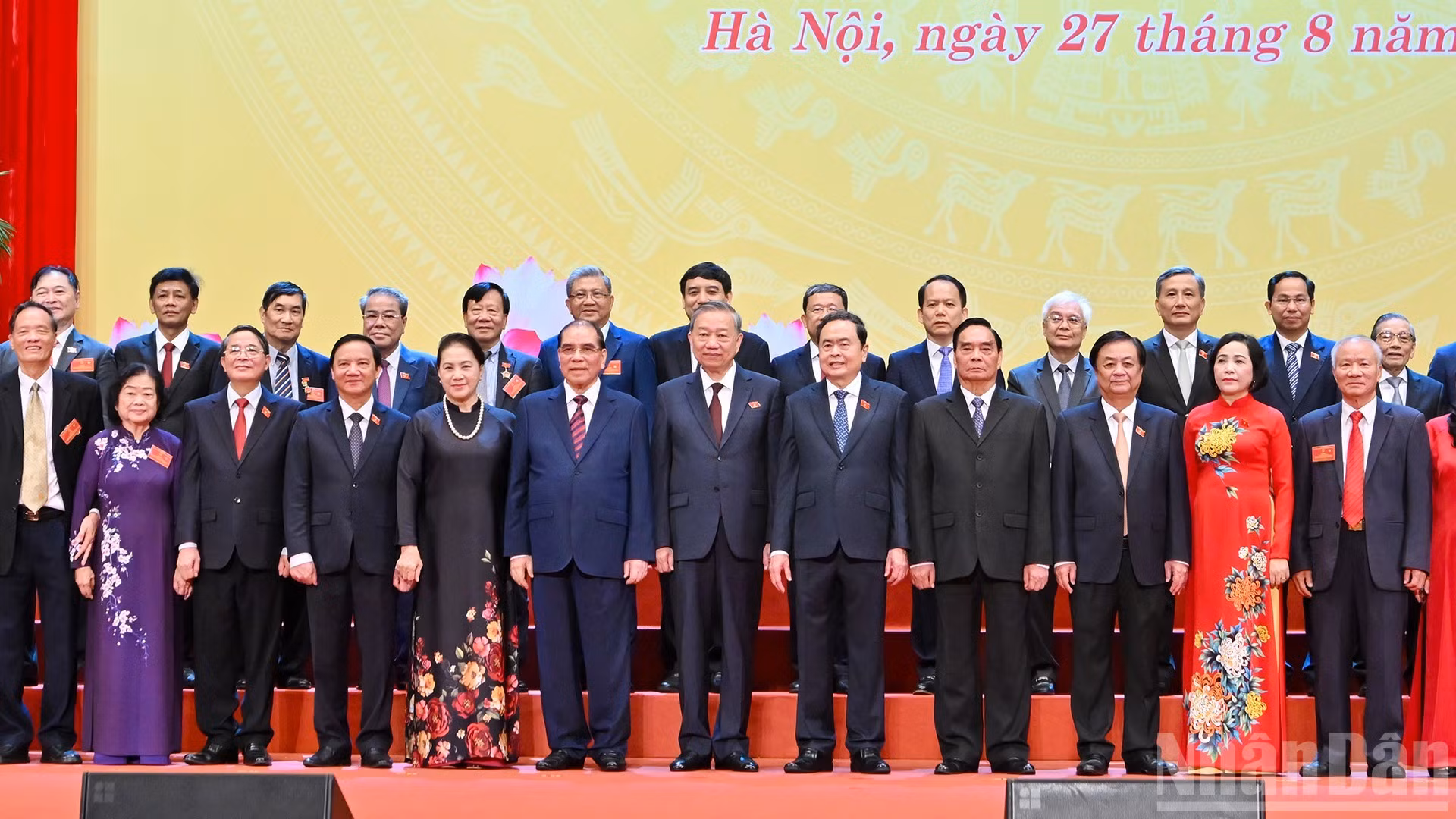越共中央总书记苏林和各位代表合影。