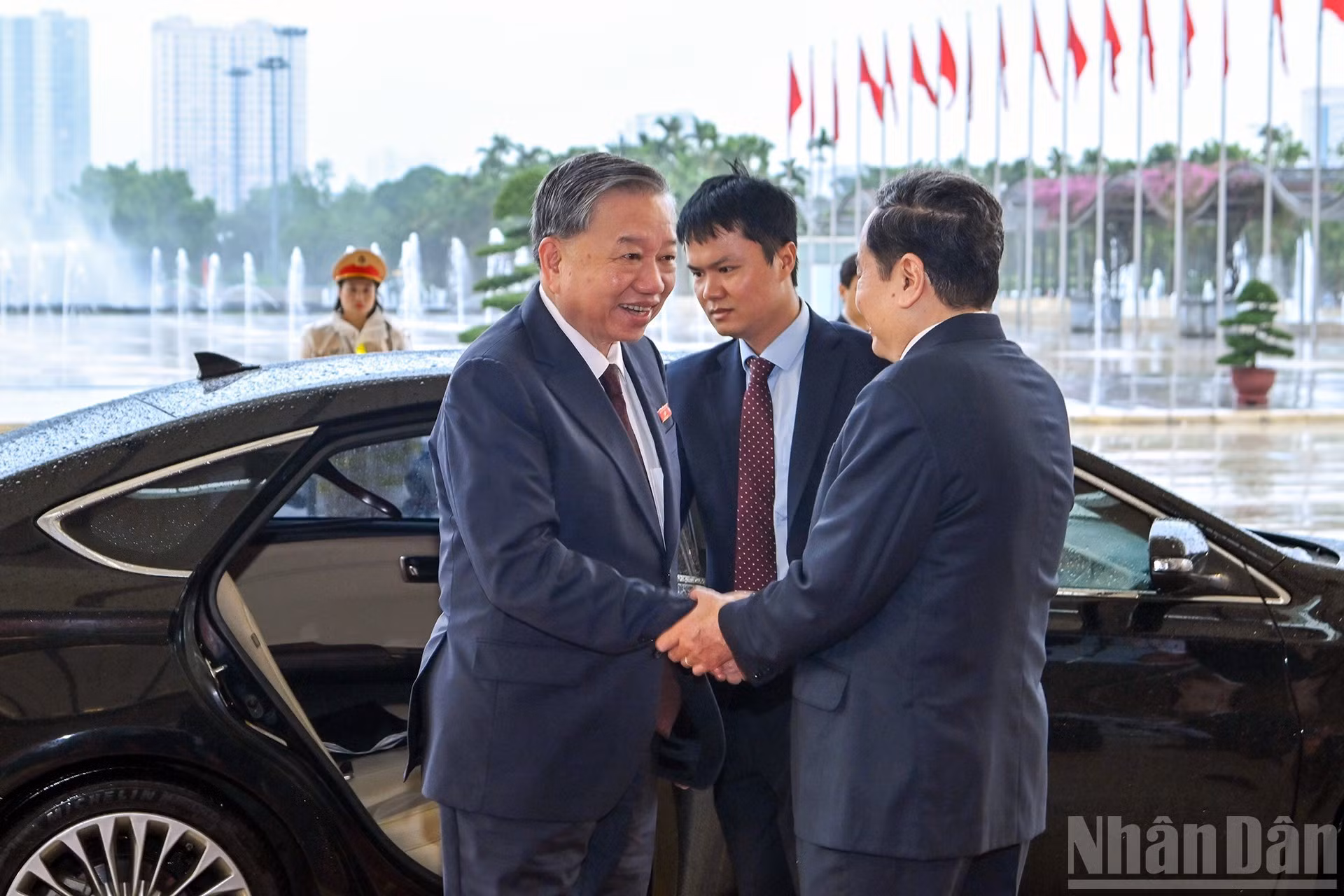 国会主席陈青敏欢迎苏林总书记。