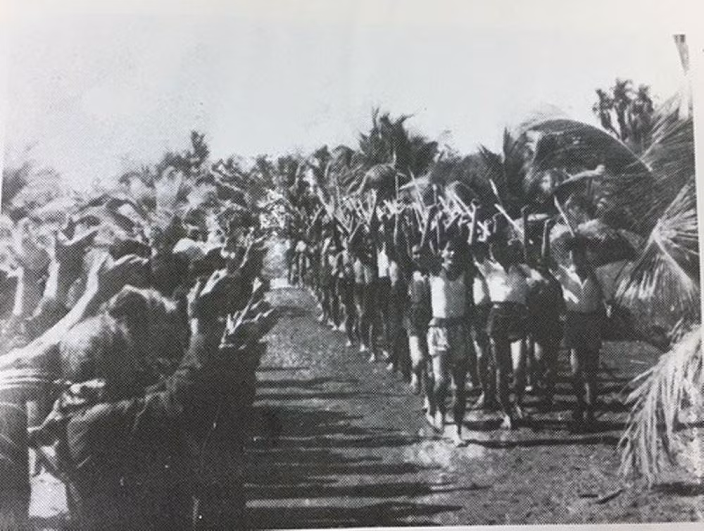 1945年，在南方的先锋青年和削尖的藤篙。（图片来源：hcmcpv.org.vn的资料图）