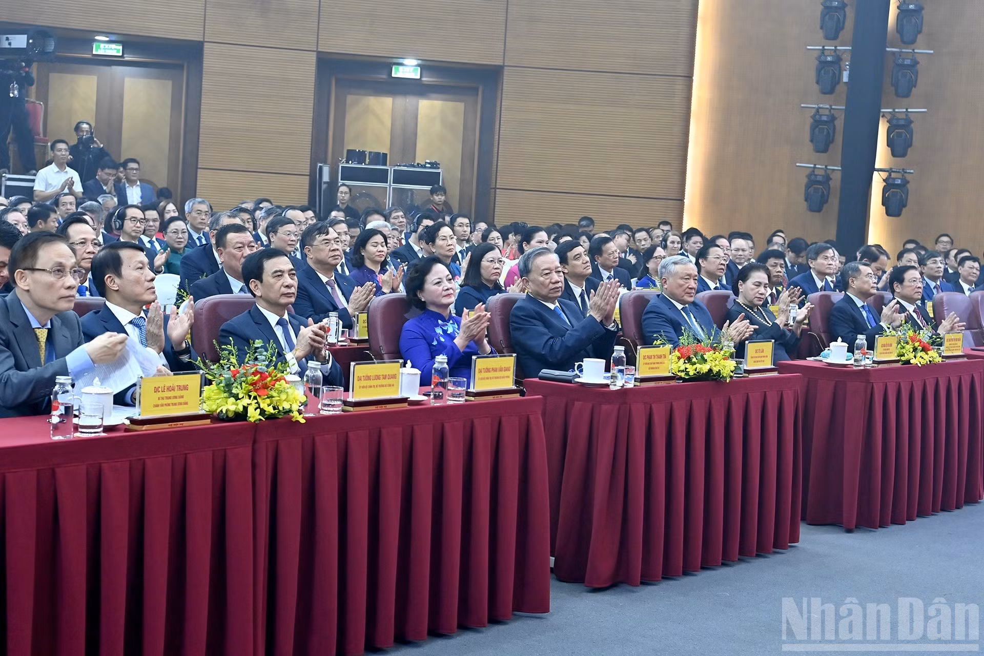 苏林总书记和各位代表出席仪式。