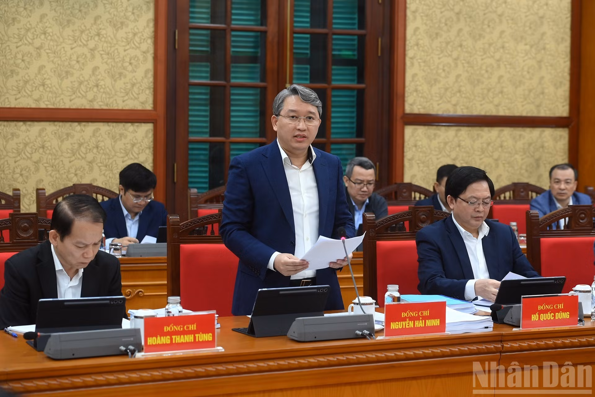 司法部部长阮海宁发表讲话。