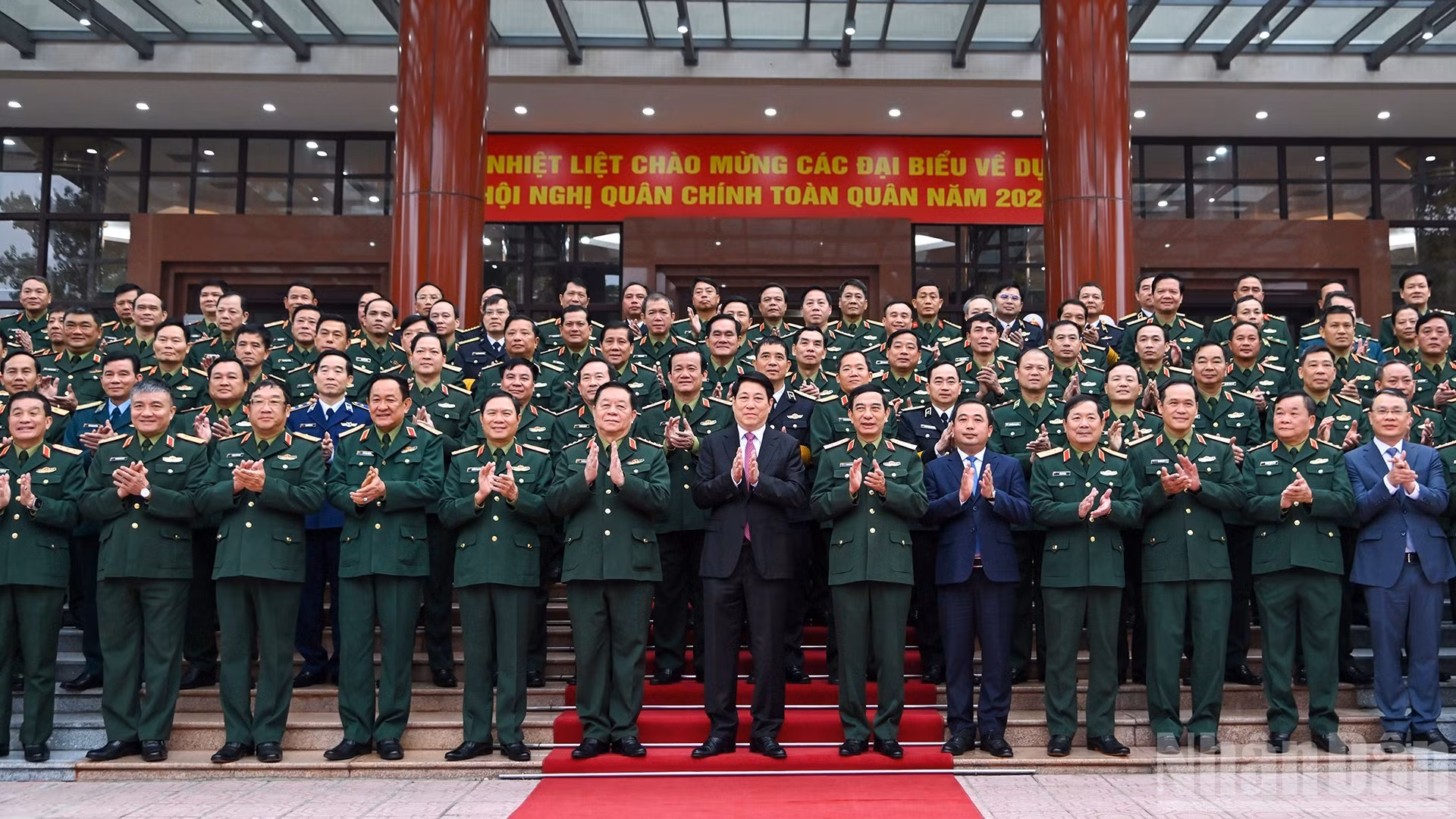 梁强主席和各位代表合影。