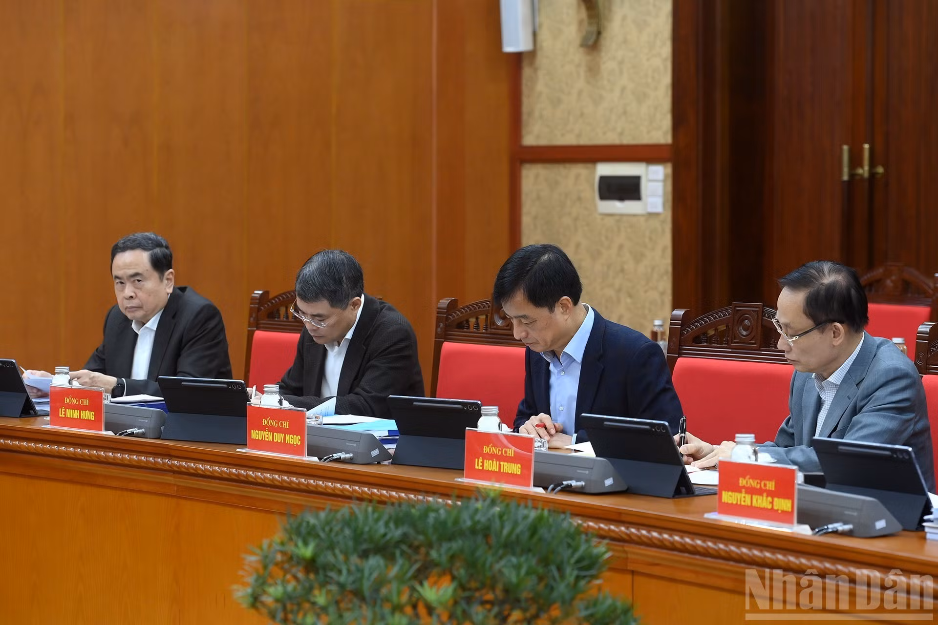 国会主席陈青敏和各位代表出席会议。