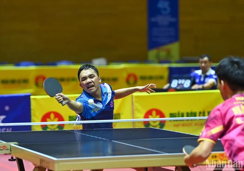 东南亚冠军人民公安T&T 1队选手丁英煌（左）以3-0（14-12、11-6、11-9）战胜了河内1队年轻选手杜孟良。