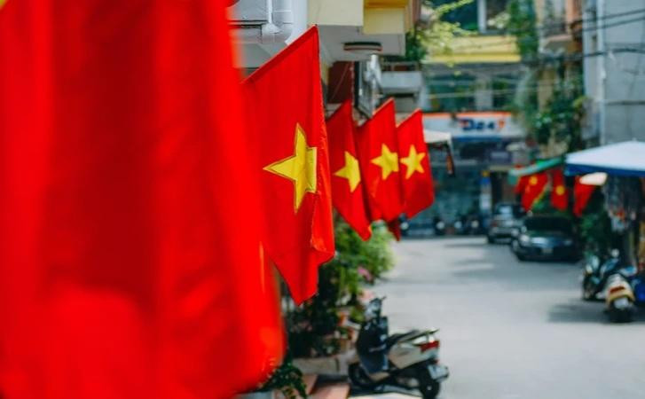 社论：独立日精神始终照亮我们前行的道路