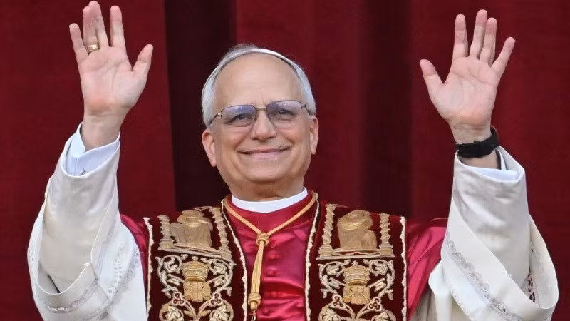 5月8日，在梵蒂冈城，新任教皇利奥十四世在圣彼得大教堂正阳台向民众致意。（图片来源：新华社）