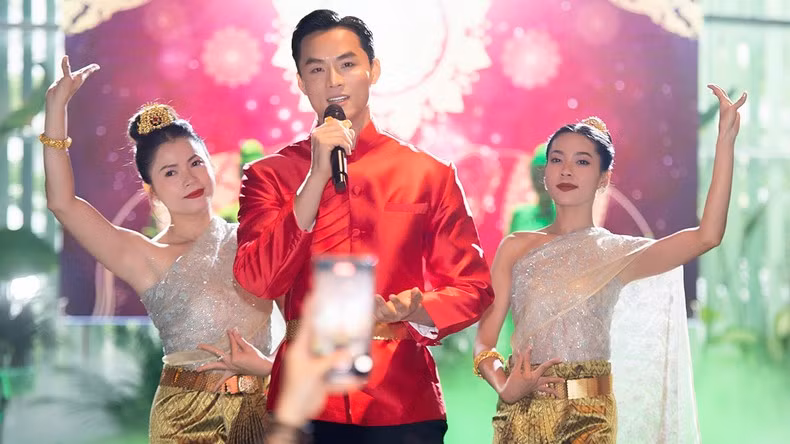 越南男模阮武灵唱泰国歌曲。