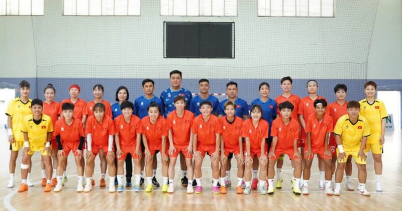 教练组和越南女子五人制足球球员合影留念。图片来源：越南足协