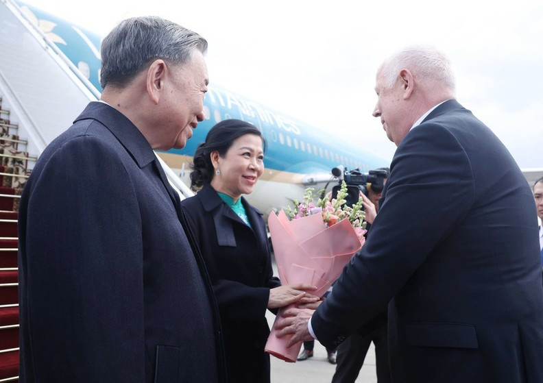 越共中央总书记苏林与夫人抵达明斯克机场，开始对白俄罗斯进行国事访问。白俄罗斯政府副总理阿纳托利·西瓦克及多位政府官员到机场迎接苏林总书记及夫人一行。（图片来源：越通社）