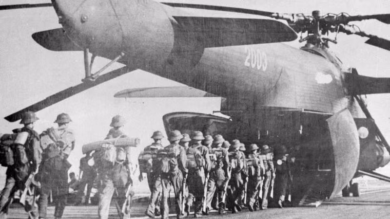 越南部队登上运输机前往南方参加解放西贡的胡志明战役（1975年4月）。 （图片来源：越通社）