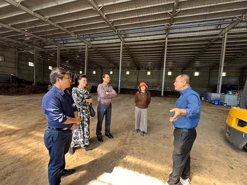 记者在木州的一家工厂考察了有机农业用生物肥料的生产过程。