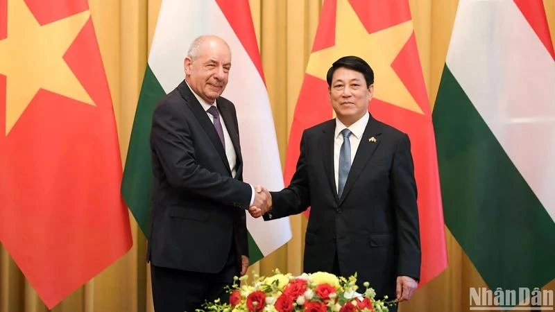 越南国家主席梁强与匈牙利总统舒尤克·道马什举行会谈。