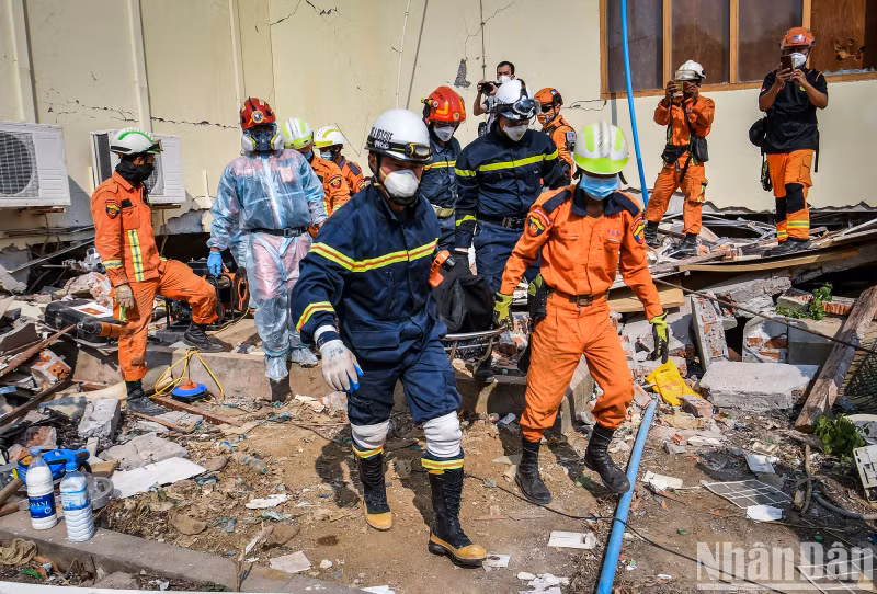 越南国防部救援队在缅甸废墟中再发现两具遇难者遗体。