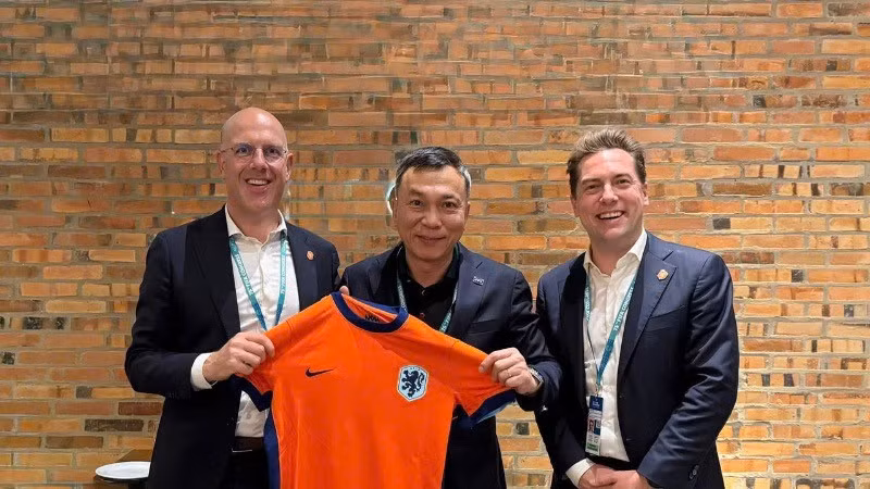 越南足球协会主席陈国俊与荷兰足球协会秘书长吉斯·德容（Gijs de Jong）。