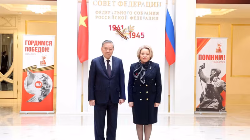 越共中央总书记苏林与俄罗斯联邦委员会 （ 议会上院） 主席马特维延科合影。图片来源：越通社