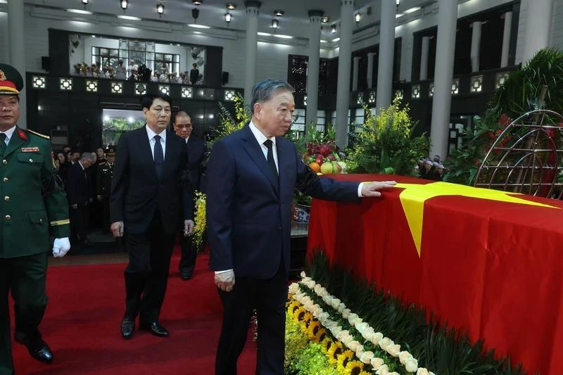 由苏林总书记率领的越共中央委员会代表团前往吊唁原国家主席陈德良。（图片来源：越通社）