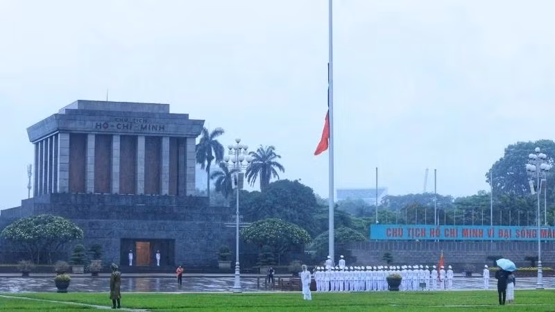 巴亭广场为原国家主席陈德良举行国葬降半旗仪式