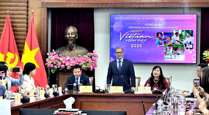 越南文化体育旅游部常务副部长黎海平在会上致辞。黎明 摄