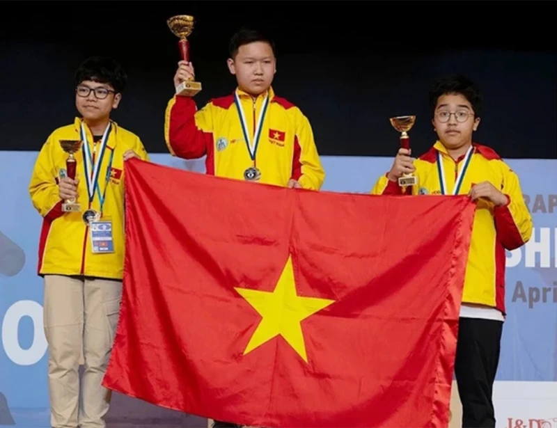 越南青少年代表队表现抢眼，摘得三枚金牌