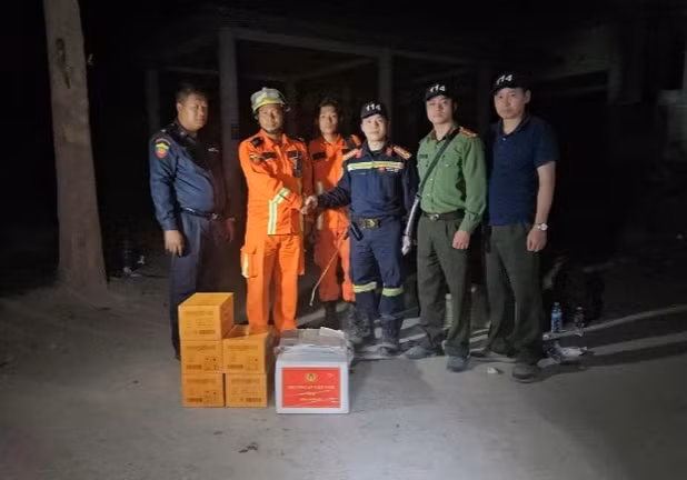 工作团在救援现场捐赠药品和生活必需品。
