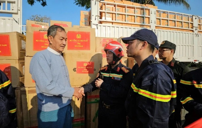 阮明姜上校向缅甸社会福利和救济安置部灾害管理司司长移交救灾物资。 （图片来源：黎黄从缅甸发来）