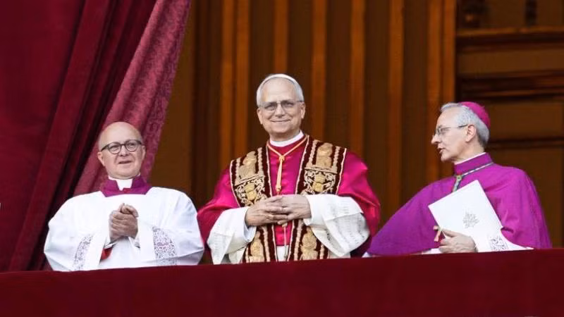 5月8日，在梵蒂冈城，新任教皇利奥十四世在圣彼得大教堂正阳台向民众致意。（图片来源：新华社）