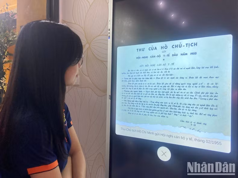 胡志明主席遗迹区推进信息技术应用，为国内外游客便捷获取关于胡志明主席的生平、事业、思想、道德和作风的官方信息和直观图像提供了便利。