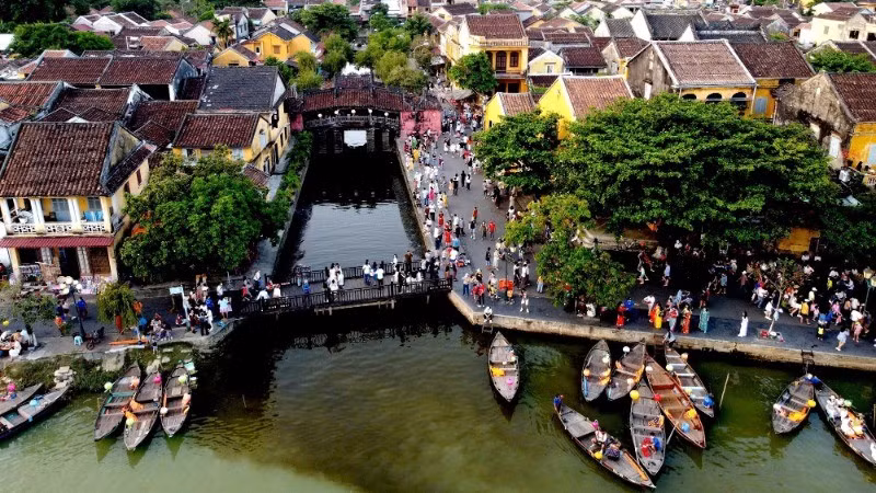 广南省会安市的旅游景点吸引了众多游客前来参观。