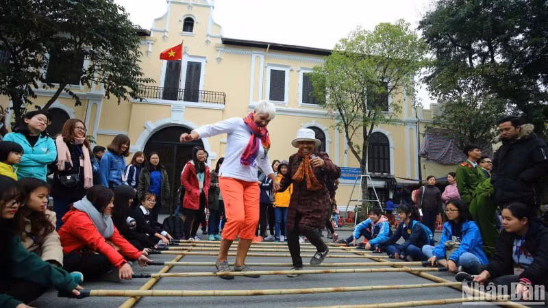 外国游客在河内体验文化活动和民间游戏。（成达 摄）