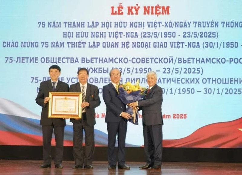 杜文战同志代表党和国家领导人向越俄友好协会颁发政府总理奖状。（图片来源：越通社）