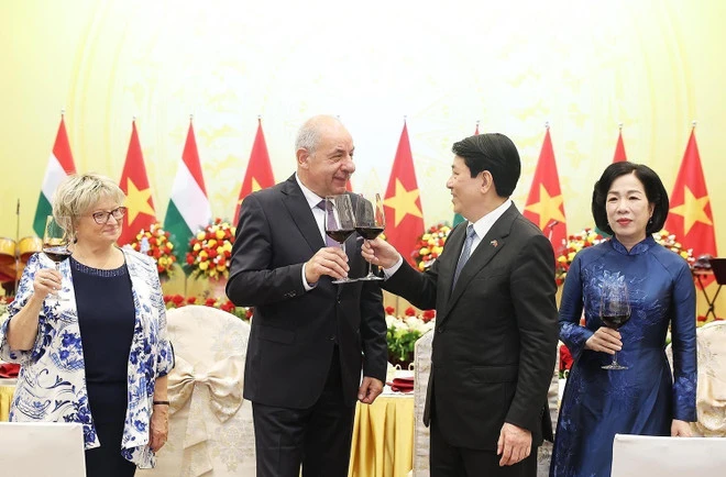 越南国家主席梁强偕夫人设宴招待匈牙利总统偕夫人。（图片来源：越通社） 