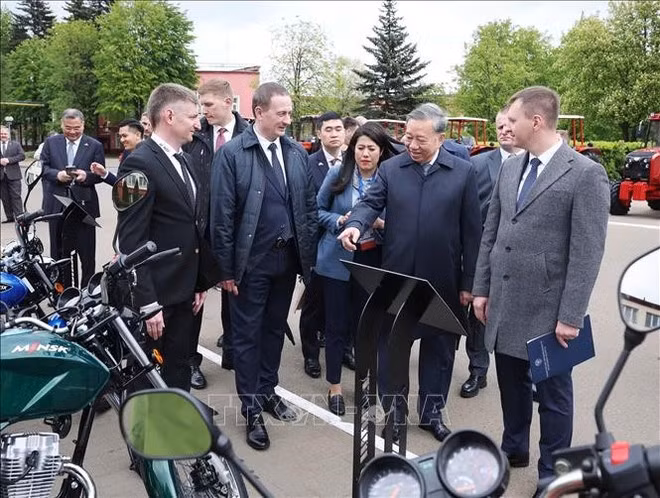 越共中央总书记苏林与白俄罗斯总理亚历山大·图尔钦参观明斯克拖拉机厂。（图片来源：越通社）