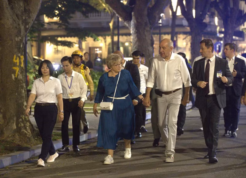 匈牙利总统苏廖克·塔马斯和夫人在河内部分街区漫步游览。