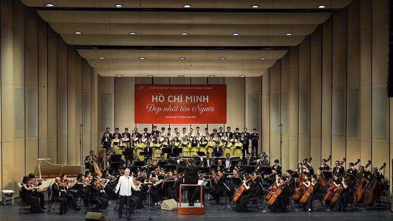 晚会是一部纪念胡志明主席诞辰135周年的艺术交响曲。（图片来源：HGO）