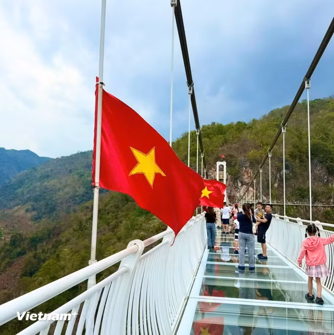 白龙玻璃桥已通过大载重测试,确保游客安全无虞。 (图片来源:越通社) 白龙玻璃桥已通过大载重测试,确保游客安全无虞。 (图片来源:越通社)