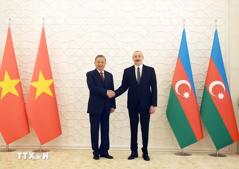 越共中央总书记苏林与阿塞拜疆总统伊利哈姆·阿利耶夫合影。（图片来源：越通社）