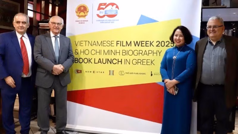 越南驻希腊大使范氏秋香与各位嘉宾出席“2025年越南电影周”开幕式。（图片来源：越南驻希腊大使馆）