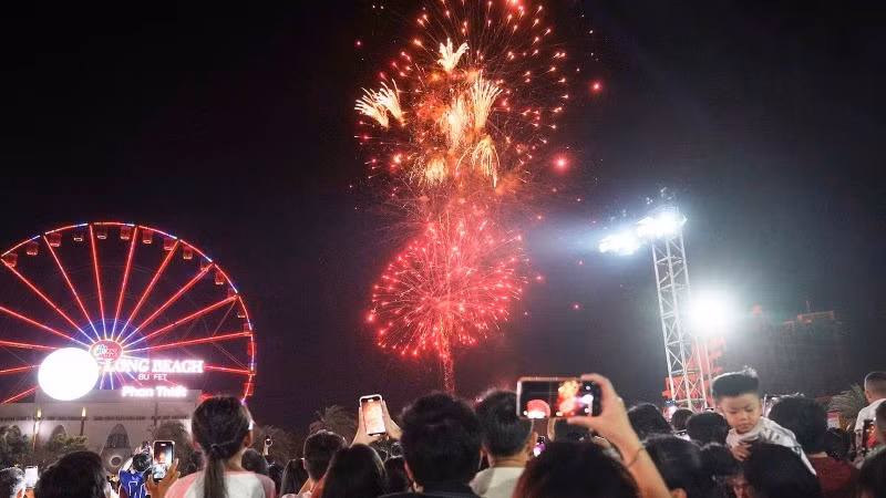 游客在平顺省观看精彩的烟花表演。