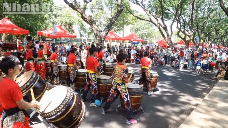 邦美蜀市在4·30和5·1假期举行丰富多彩的文化活动，吸引了大量市民和游客参与。（功理 摄）