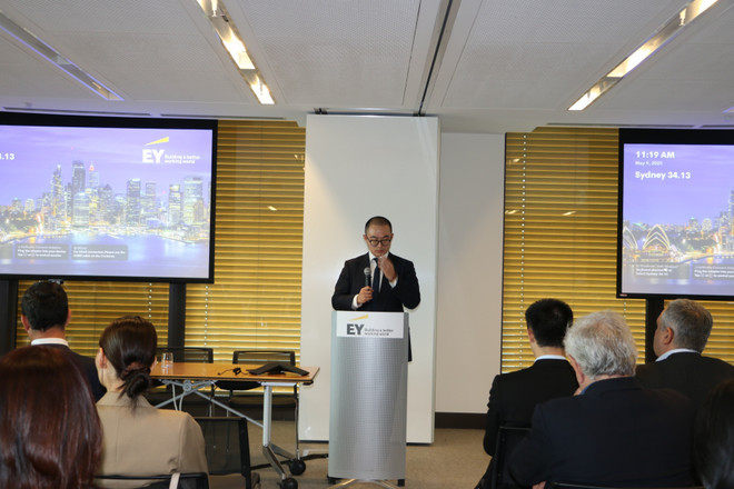 新南威尔士州建筑承包商协会代表 Jacky He 在论坛上发表讲话。（图片来源：越通社）